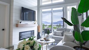 Smart-TV, Kamin, Bücher