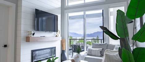 Smart TV, fireplace, books