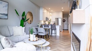 Smart-TV, Kamin, Bücher