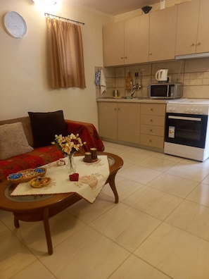 Kjøleskap, mikrobølgeovn, ovn og kaffetrakter/tekoker