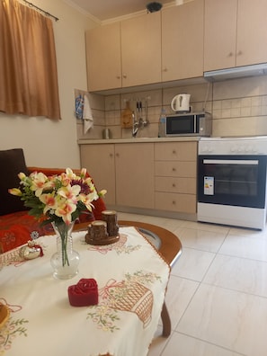 Fridge, microwave, oven, coffee/tea maker - Angela's Cute Apartment  (Kerkira)