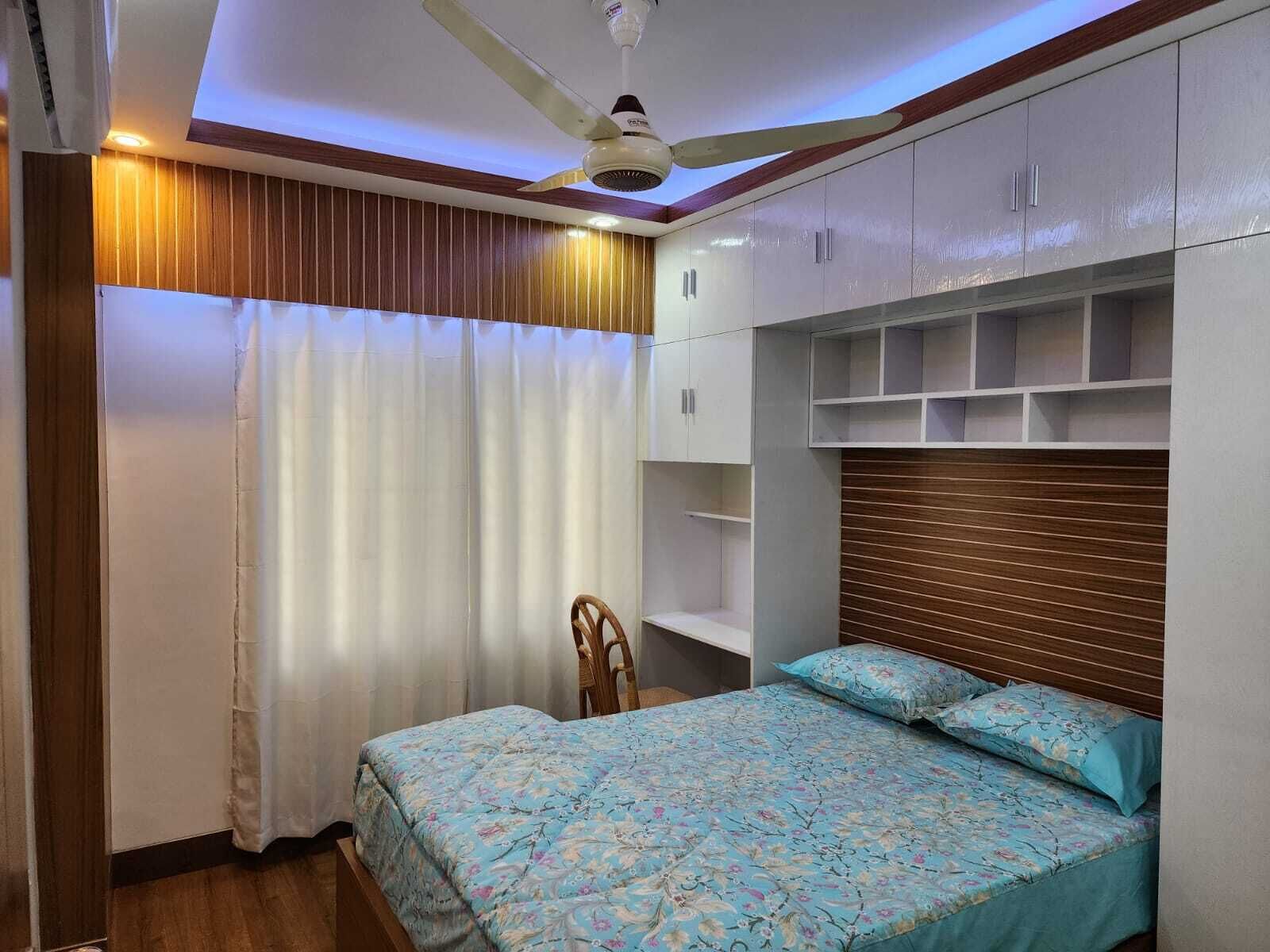 1 slaapkamer, een bureau, een strijkplank/strijkijzer, wifi