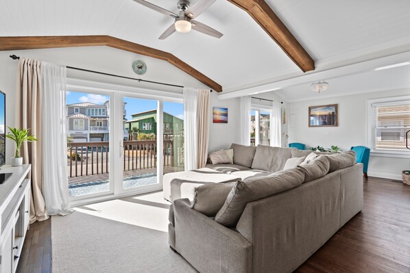 Smart TV, video games, DVD player, books - OceanView, Beach access 2 minutes, Heated Pool, 2 Master BRs, Sleeps 7 Upstairs (Holden Beach)