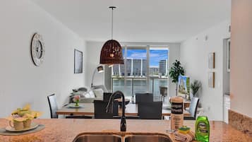 Gallery-Apartment | Eigene Küche | Großer Kühlschrank, Mikrowelle, Ofen, Herdplatte