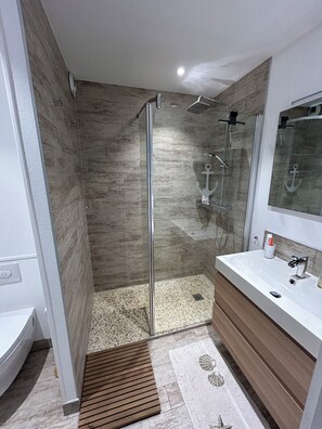 Dusche, Haartrockner, Handtücher, Seife