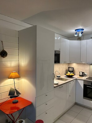 Køleskab, mikrobølgeovn, ovn, kogeplade