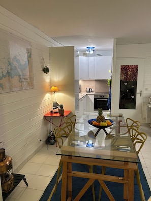 Dining - Appartement vue sur mer Accès Direct à la Plage de St Enogat (Dinard)