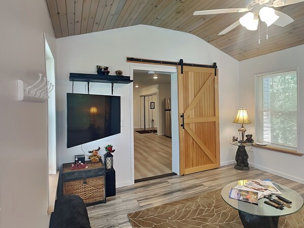 Huisje, 1 kingsize bed, open haard, uitzicht op tuin | Woonruimte | Een 42-inch televisie met digitale zenders en een open haard