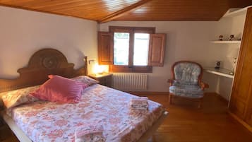 4 slaapkamers, een bureau, een strijkplank/strijkijzer, reisbedje