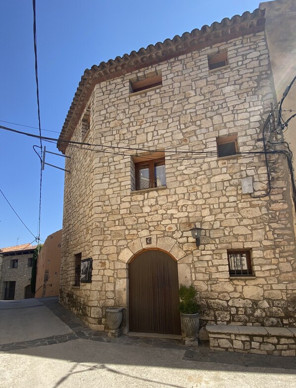 Exterior - "Cal Cutxó" is the new SPA for the family (Capafonts)
