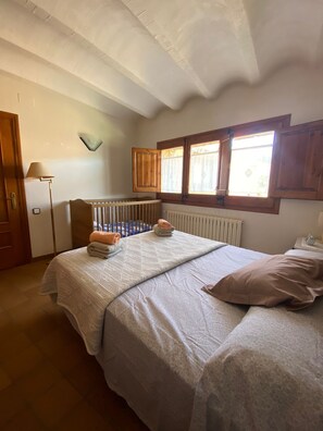 4 camere, una scrivania, ferro/asse da stiro, culla da viaggio
