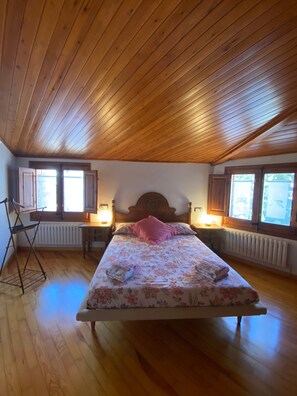 4 bedrooms, desk, iron/ironing board, travel cot - "Cal Cutxó" is the new SPA for the family (Capafonts)