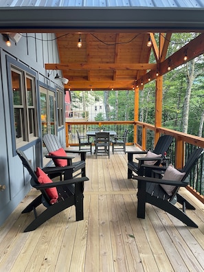 Outdoor dining - Brand New Cabin- Central Location/Walk to Slopes! (Beech Mountain)