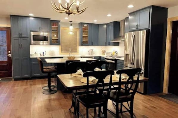 Fridge, microwave, oven, stovetop - Brand New Cabin- Central Location/Walk to Slopes! (Beech Mountain)