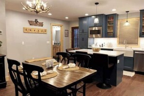 Dining - Brand New Cabin- Central Location/Walk to Slopes! (Beech Mountain)