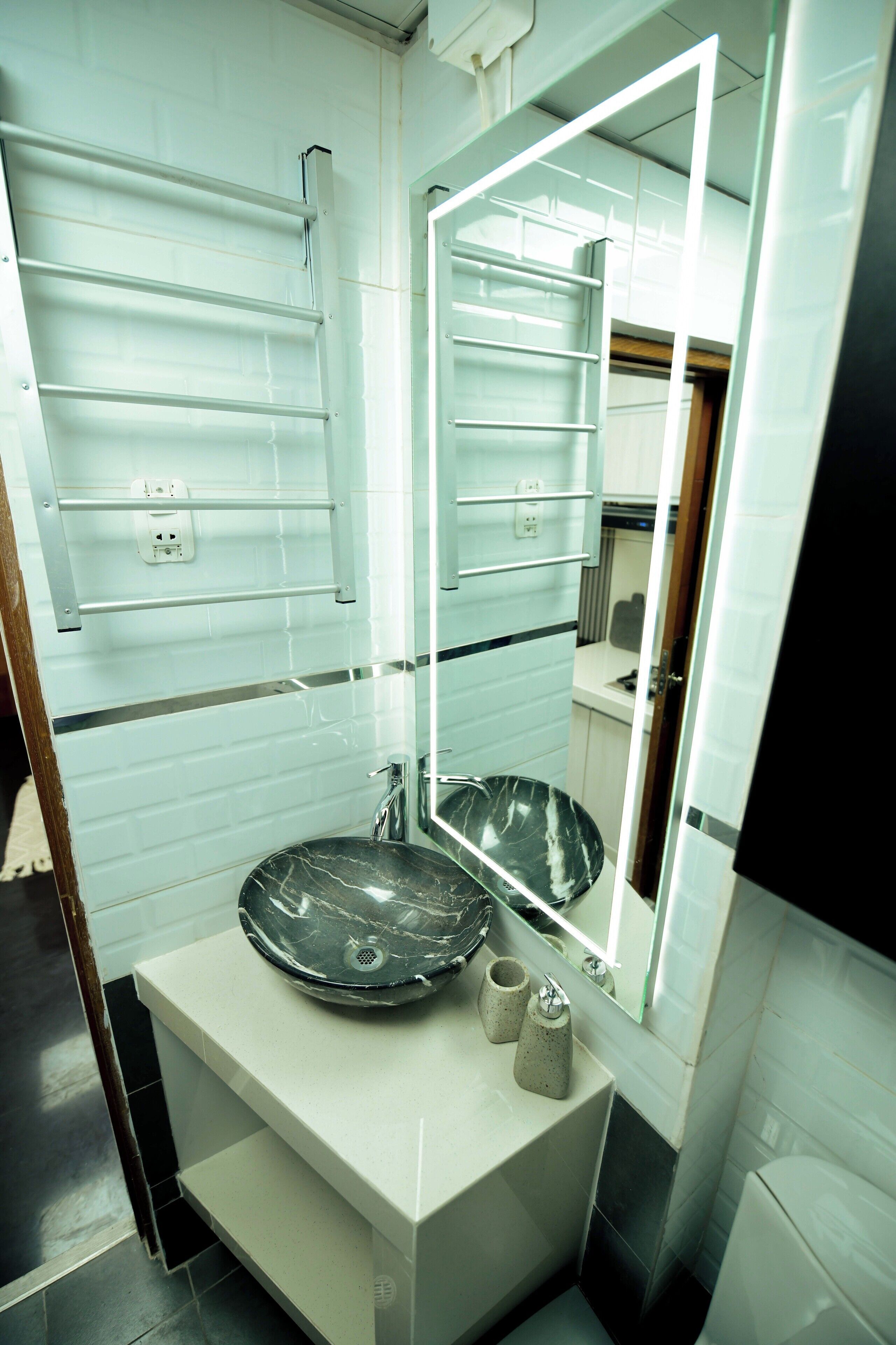 Douche, sèche-cheveux, serviettes fournies, savon