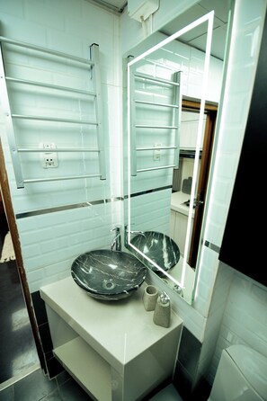 Dusche, Haartrockner, Handtücher, Seife