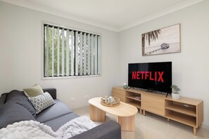 TV - 2 Bdr Apt! Next to Park! Clean and Peaceful! 173B2 (Rocklea)