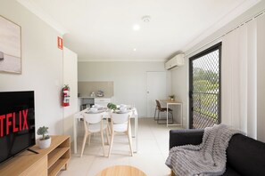 TV - 2 Bdr Apt! Next to Park! Clean and Peaceful! 173B2 (Rocklea)