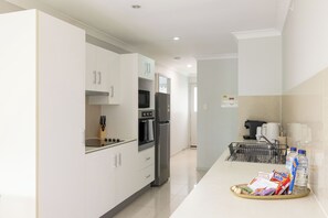 Refrigerador, microondas, horno y parrilla de estufa