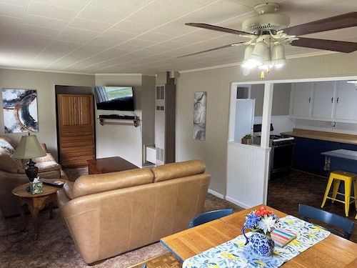 Cozy cottage on Little Bay De Noc minutes away from a public boat launch! 