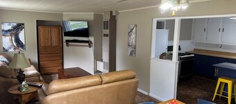 Cozy cottage on Little Bay De Noc minutes away from a public boat launch! 