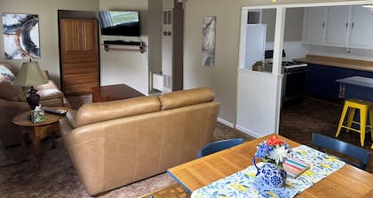 Cozy cottage on Little Bay De Noc minutes away from a public boat launch!