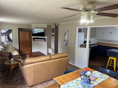 Cozy cottage on Little Bay De Noc minutes away from a public boat launch! 