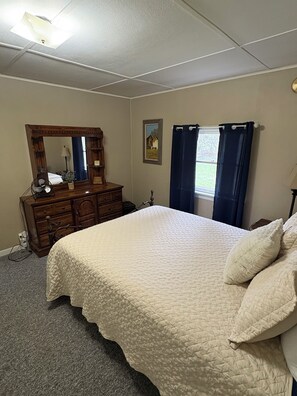 2 bedrooms, iron/ironing board, WiFi, bed sheets - Cozy cottage on Little Bay De Noc minutes away from a public boat launch!  (Gladstone)