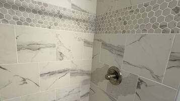Douche, sèche-cheveux, serviettes fournies, savon