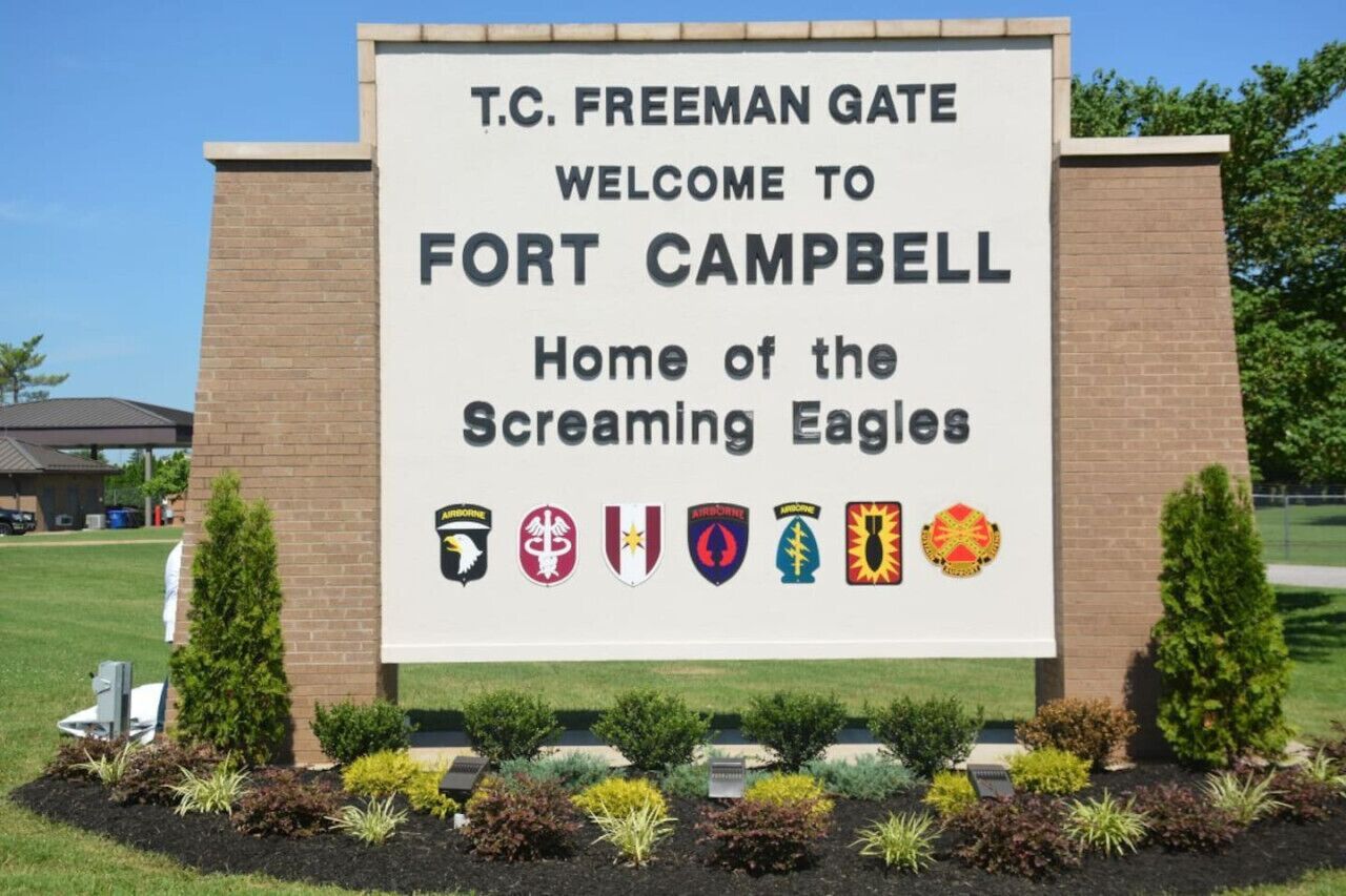 En välkomstskylt vid T.C. Freeman Gate, som är en av ingångarna till Fort Campbell, med logotypen för ”Screaming Eagles” och olika emblem för militära enheter.