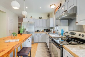 Frigorifero, microonde, piano cottura, lavastoviglie