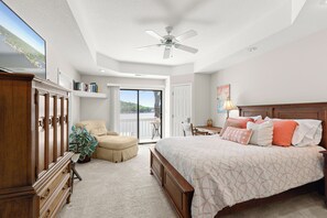 3 bedrooms, WiFi, bed sheets - Lakeside Oasis! Private Dock, Boat Slip & More! DL (Lake Ozark)