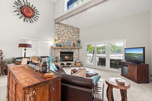 Smart TV, ping pong - Lakeside Oasis! Private Dock, Boat Slip & More! DL (Lake Ozark)