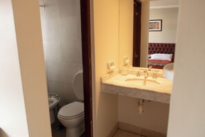 淋浴设施、大花洒淋浴喷头、坐浴桶、毛巾