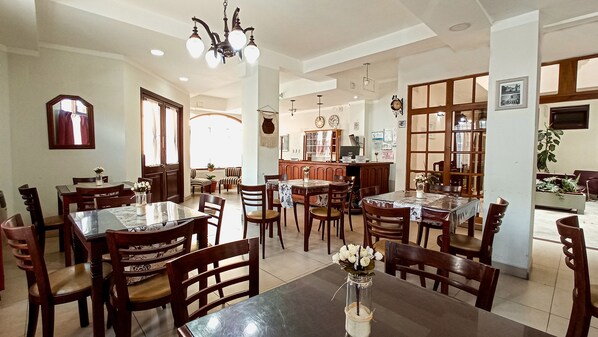 Free daily buffet breakfast - Hotel Alto Colonial (Salta)