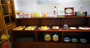 Free daily buffet breakfast - Hotel Alto Colonial (Salta)