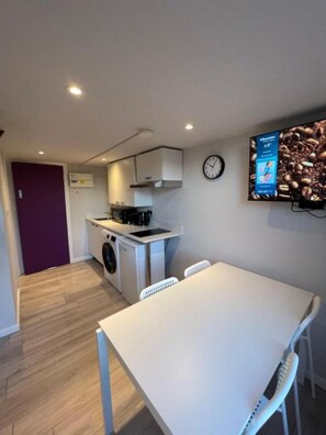 Superior Studio Suite, Private Bathroom, City View | Frette Italian sheets, premium bedding, blackout curtains