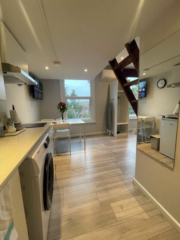 Superior Studio Suite, Private Bathroom, City View | Private kitchen | Fridge, microwave, toaster, cookware/dishes/utensils