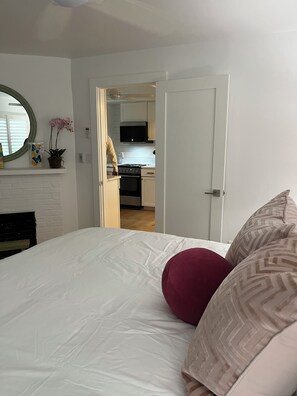 1 soverom, skrivebord, strykejern/-brett og reiseseng for barn
