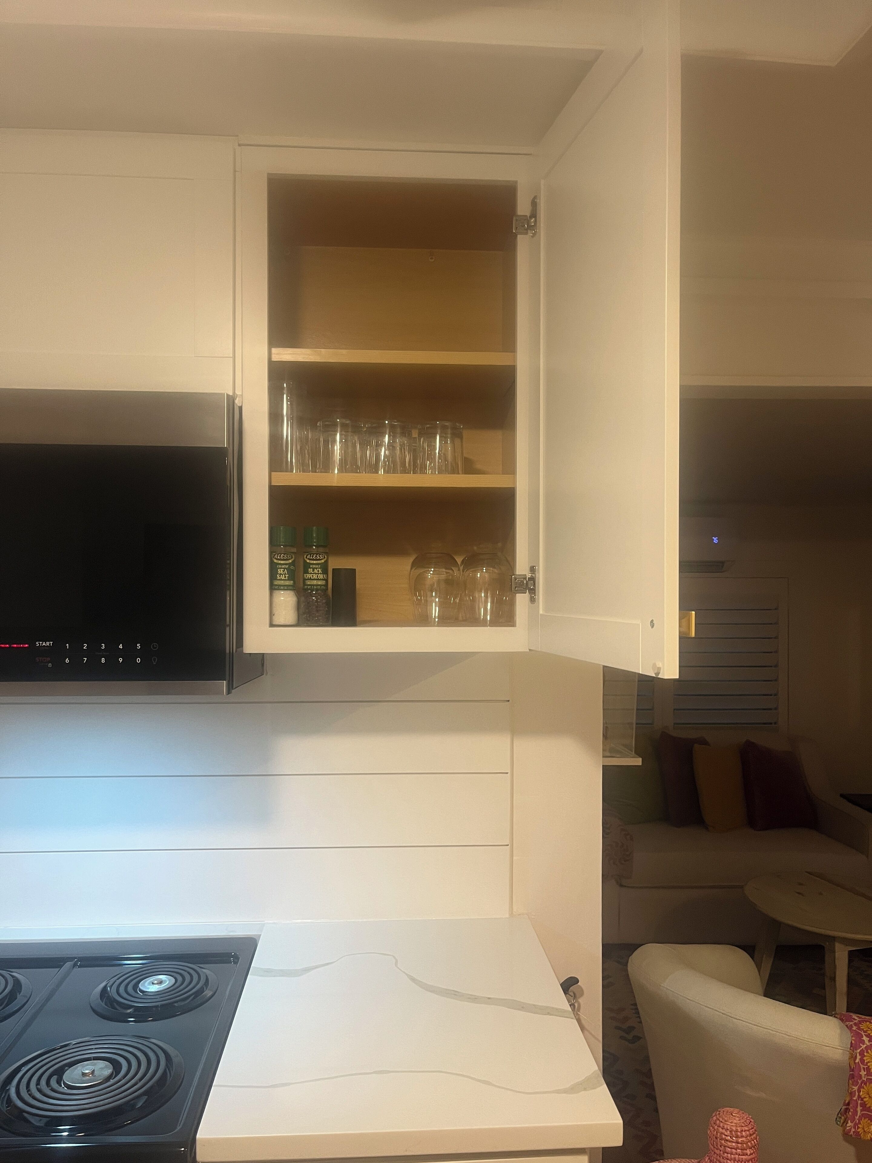 Jääkaappi, mikroaaltouuni, uuni, liesi