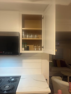 Jääkaappi, mikroaaltouuni, uuni, liesi