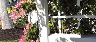 Romantic Cottage -2 Blocks to the Beach, 5th Street and 3rd Ave. S - Cottage B