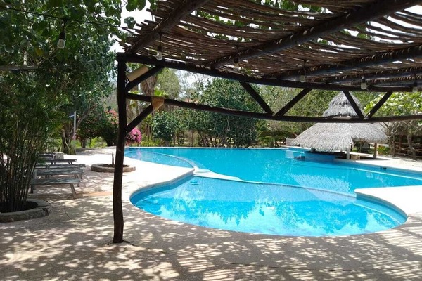 Una piscina al aire libre de temporada