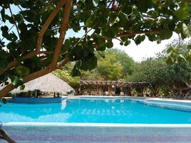 Una piscina al aire libre de temporada