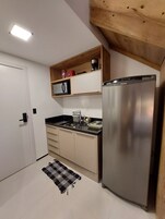 Ísskápur, pottar/pönnur/diskar/hnífapör