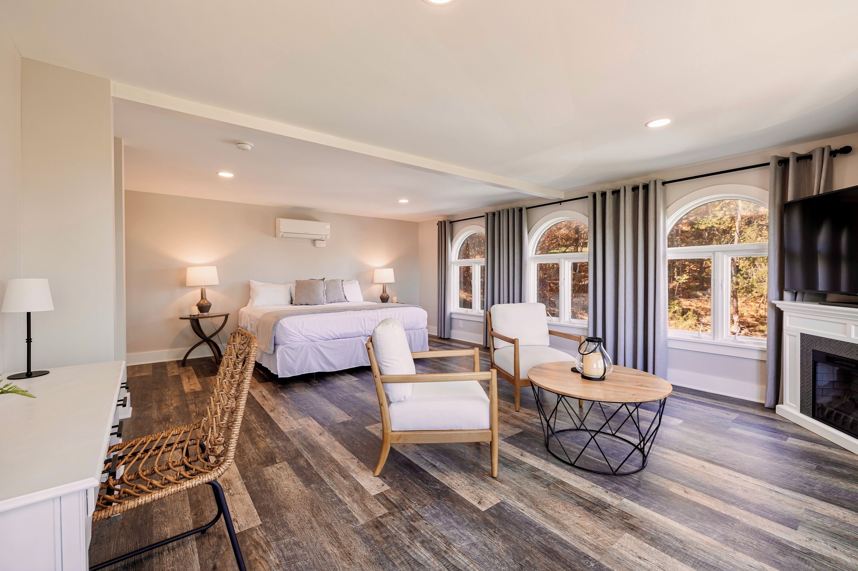 4 bedrooms, desk, iron/ironing board, travel crib