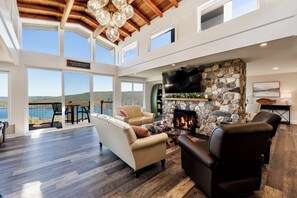 Smart TV, chimenea, futbolito y libros 