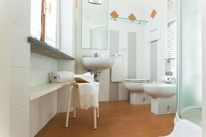 Shower, hair dryer, bidet, towels - Zafferano Rooftop Terrace Tower House (San Gimignano)