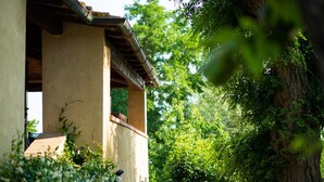 Un bâtiment rustique, doté d’un toit en pente et entouré d’une végétation luxuriante.